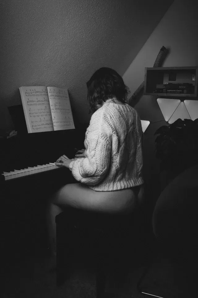 Ella - by Tomás Freres